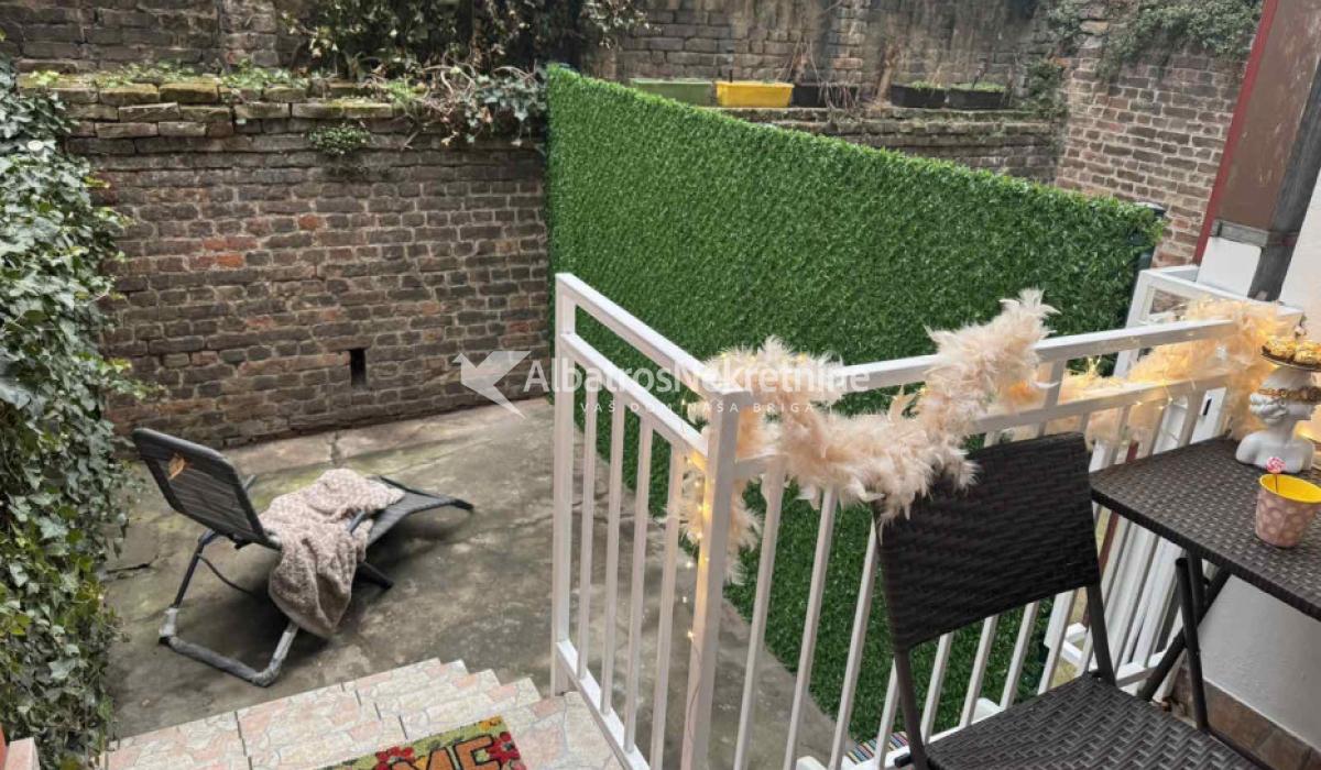 Lux garsonjera Zahumska vukov spomenik