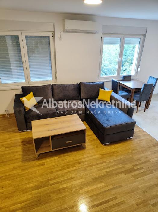 Izdaje se duplex stan sa tri spavaće sobe i dnevnim boravkom sobom u blizini okretnice tramvaja br7