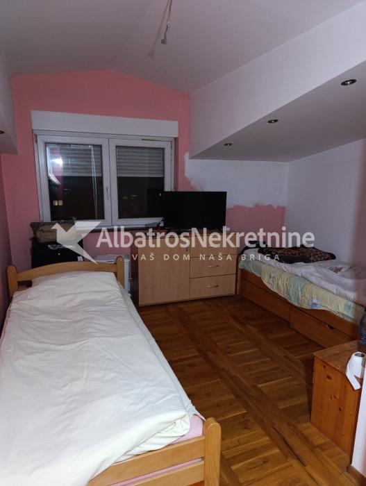 Trosoban stan dupleks Karaburma