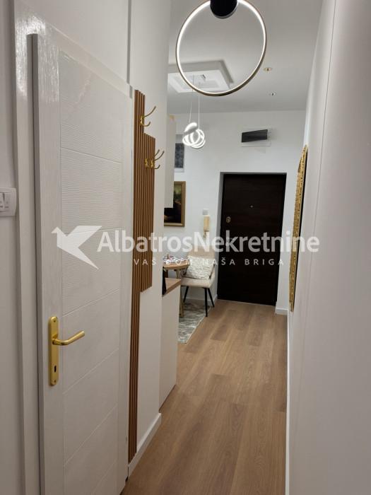 Lux garsonjera Zahumska vukov spomenik