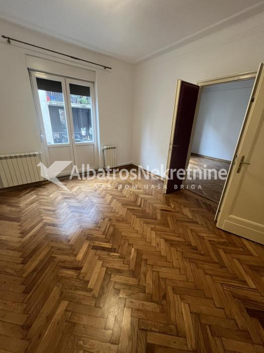 Đeram, osunčnan salonac, terasa, dvorište, 1.sprat
