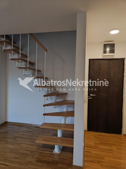 Izdaje se duplex stan sa tri spavaće sobe i dnevnim boravkom sobom u blizini okretnice tramvaja br7