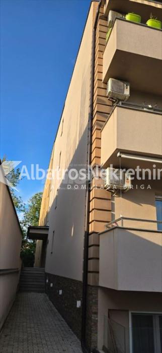 Dvosoban stan u Zemunu, Dobanovačka nova zgrada