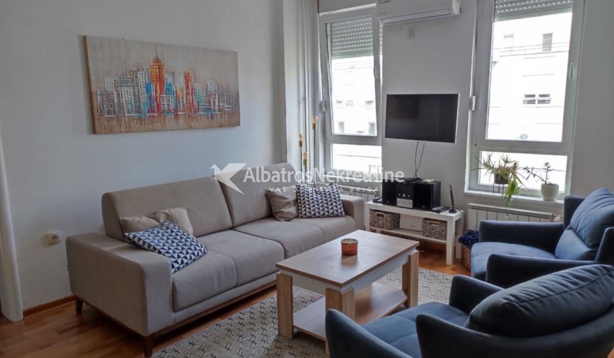 Renoviran i kompletno opremljen stan 53m2