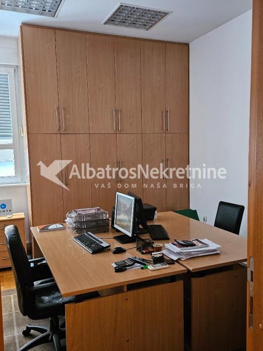 Luksuzni stan u centru 136 m2 sa 2 parking mesta