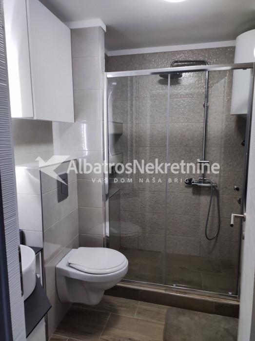 Renoviran i kompletno opremljen stan 53m2