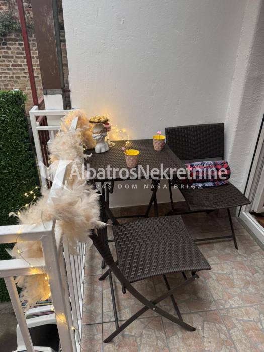 Lux garsonjera Zahumska vukov spomenik