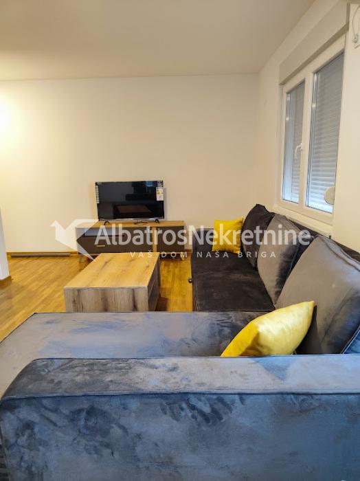 Izdaje se duplex stan sa tri spavaće sobe i dnevnim boravkom sobom u blizini okretnice tramvaja br7