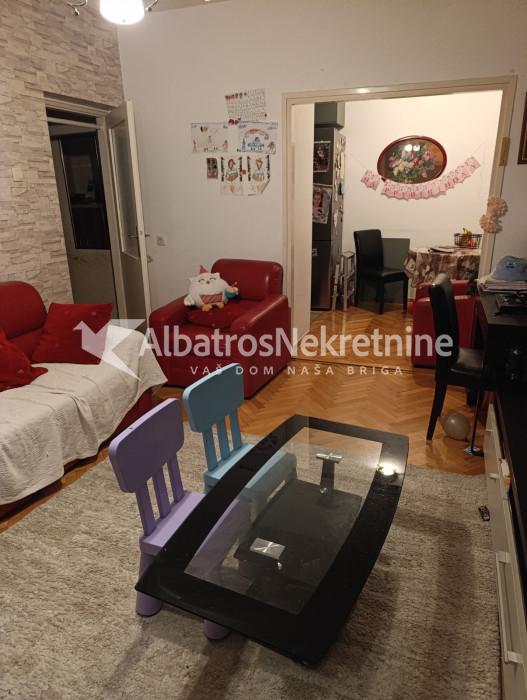 Trosoban stan dupleks Karaburma