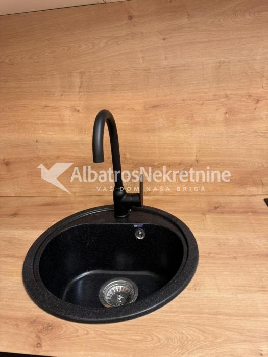 Lux garsonjera Zahumska vukov spomenik