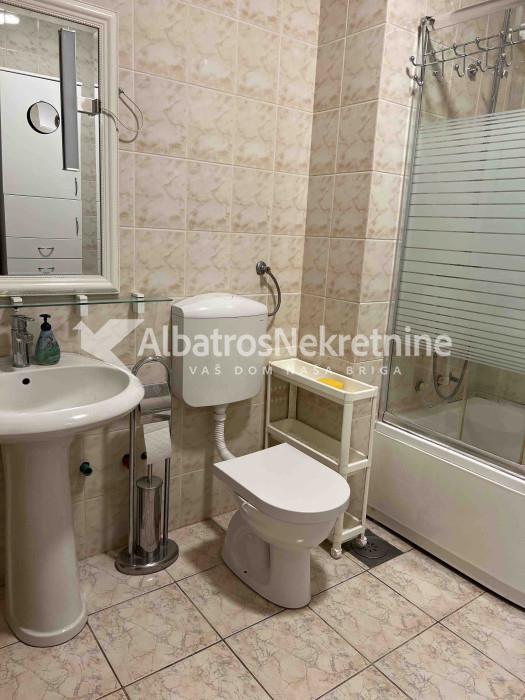Senjak stan 135m2 sa dvorištem i parkingom
