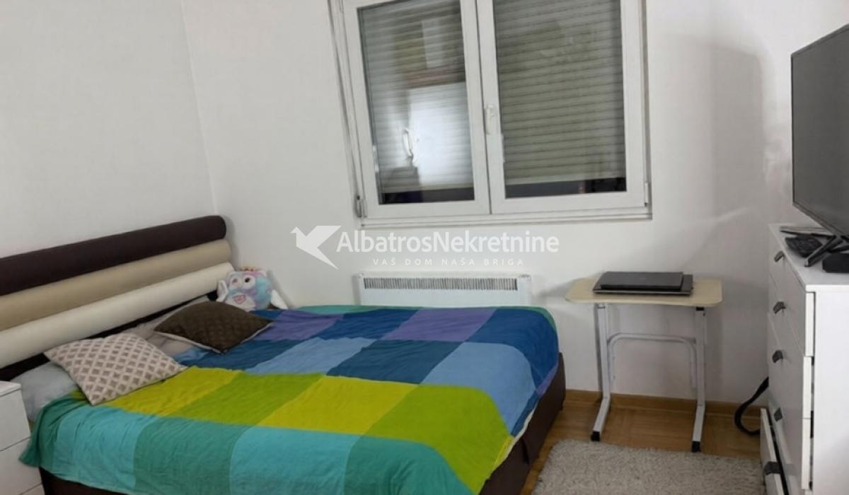 Izdaje se moderan, potpuno namešten stan + garaža