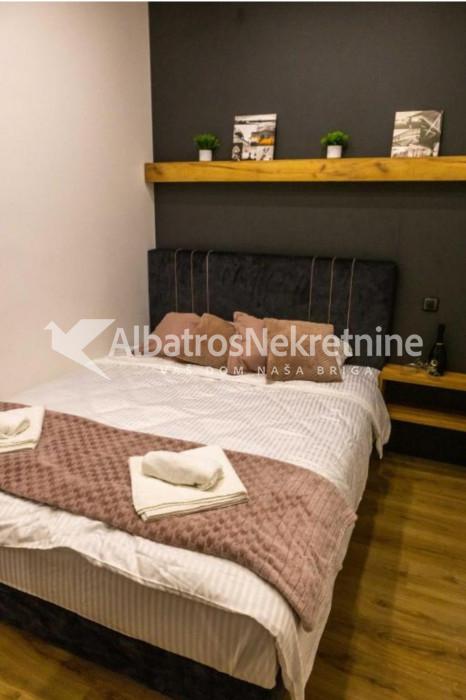 Autokomanda, jednosoban,30m2 + 25m2 terasa+parking