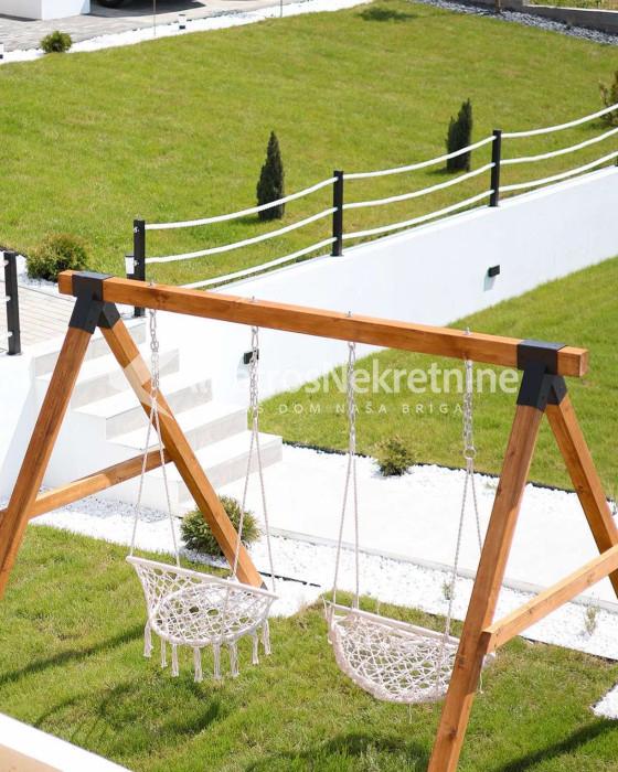 Kuca sa bazenom 147kv, plac 17,5ari, bez ulaganja.