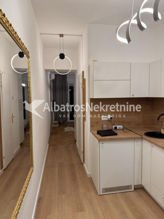 Lux garsonjera Zahumska vukov spomenik