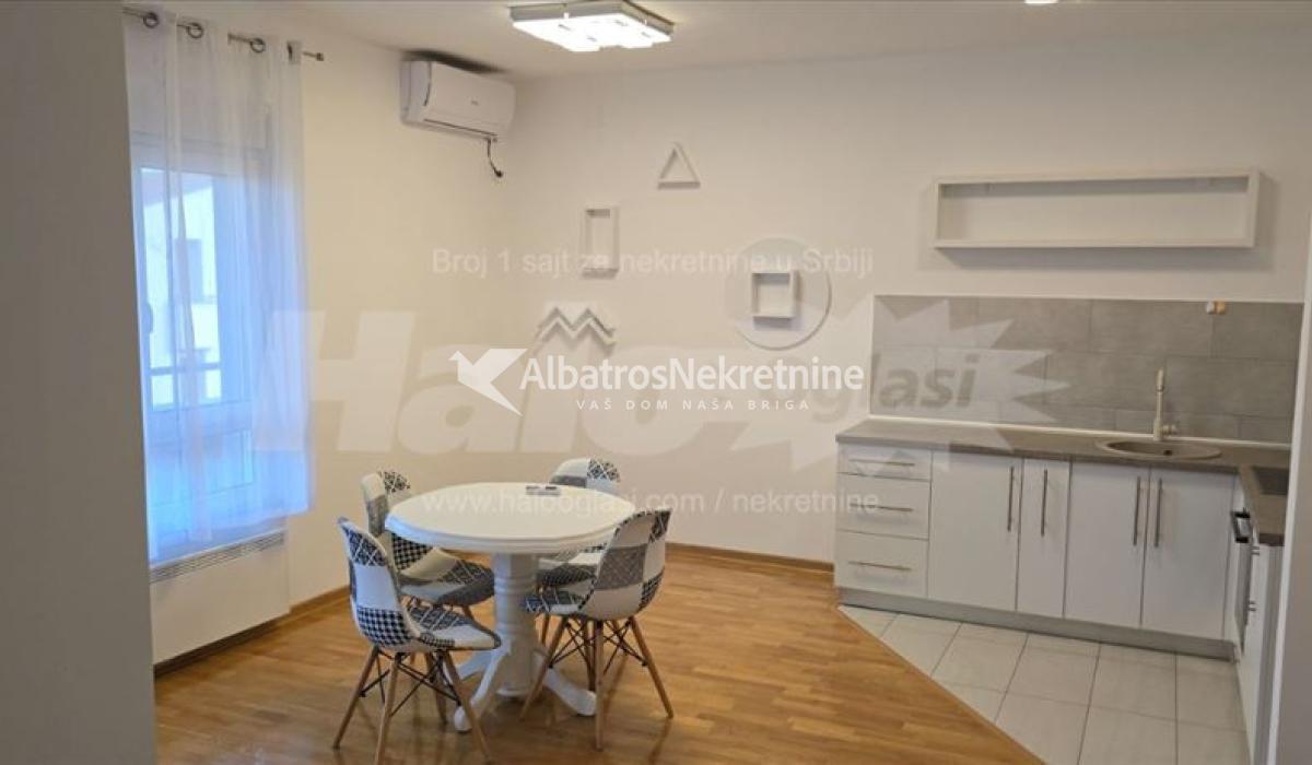 Dvosoban stan u Zemunu, Dobanovačka nova zgrada