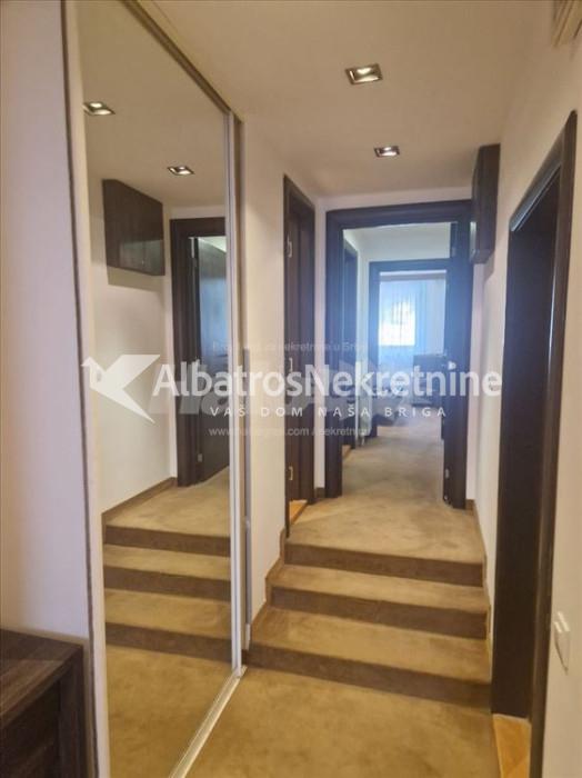 Ekskluzivni Duplex sa bazenom-Dedinje, 180m2