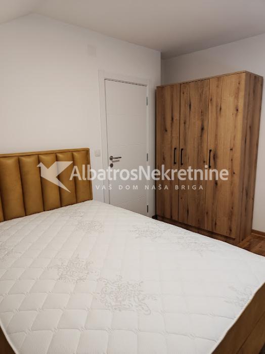 Izdaje se duplex stan sa tri spavaće sobe i dnevnim boravkom sobom u blizini okretnice tramvaja br7