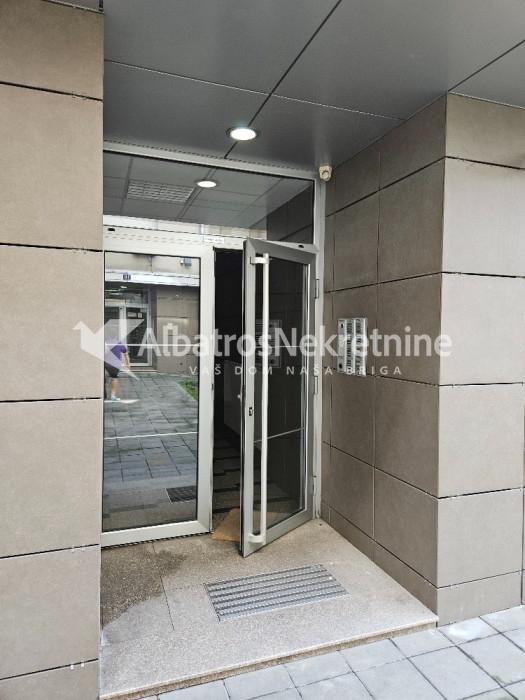 Luksuzni stan u centru 136 m2 sa 2 parking mesta