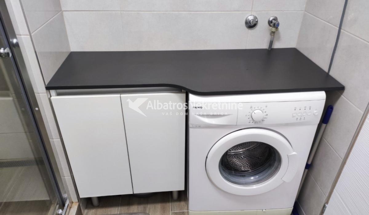 Renoviran i kompletno opremljen stan 53m2