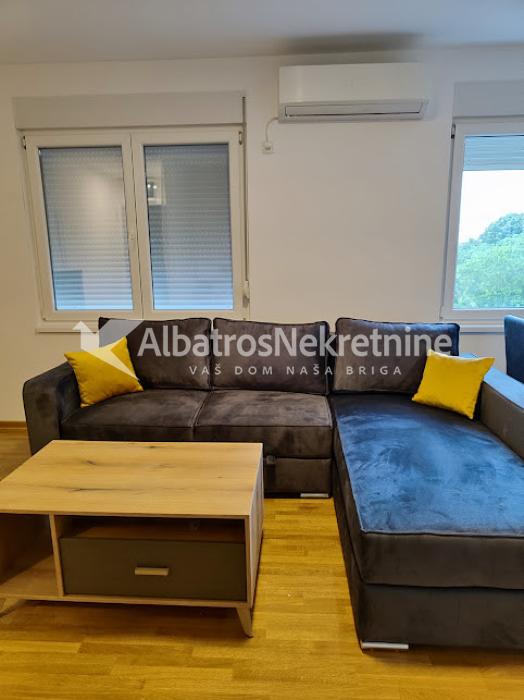 Izdaje se duplex stan sa tri spavaće sobe i dnevnim boravkom sobom u blizini okretnice tramvaja br7
