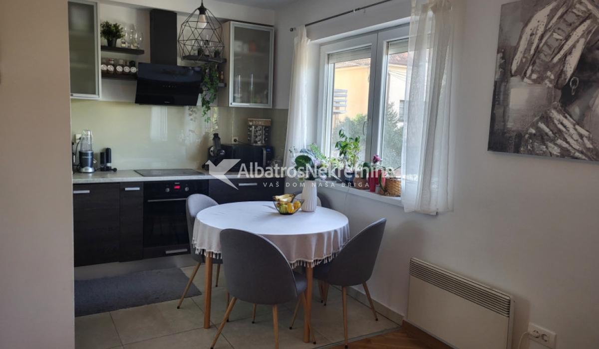 Trosoban stan 83m² u Živka Davidovića