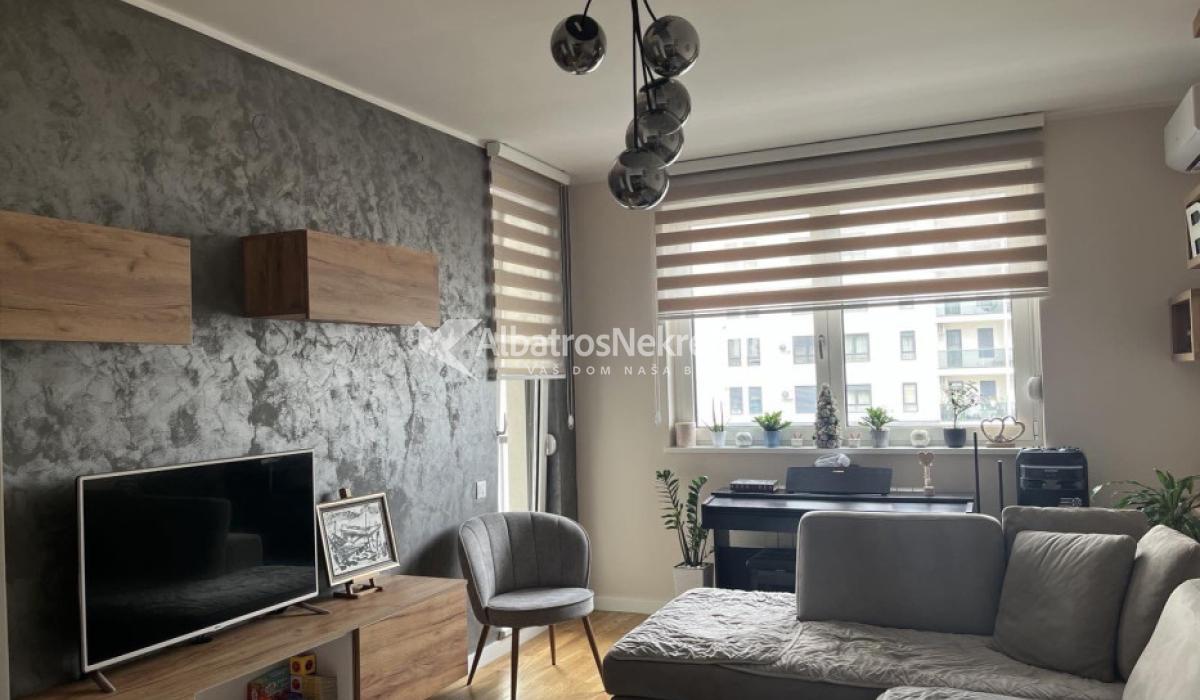 Lux dvosoban stan East side kod Aviva