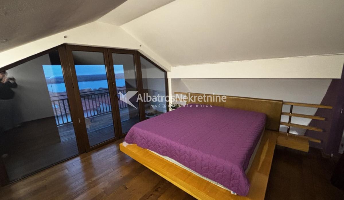 Kompletno namešten stan sa pogledom na Dunav