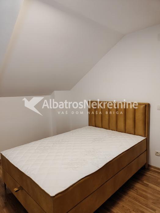 Izdaje se duplex stan sa tri spavaće sobe i dnevnim boravkom sobom u blizini okretnice tramvaja br7