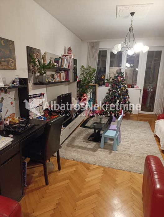 Trosoban stan dupleks Karaburma