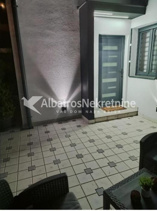 Autokomanda, jednosoban,30m2 + 25m2 terasa+parking
