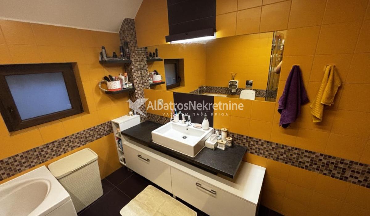 Kompletno namešten stan sa pogledom na Dunav